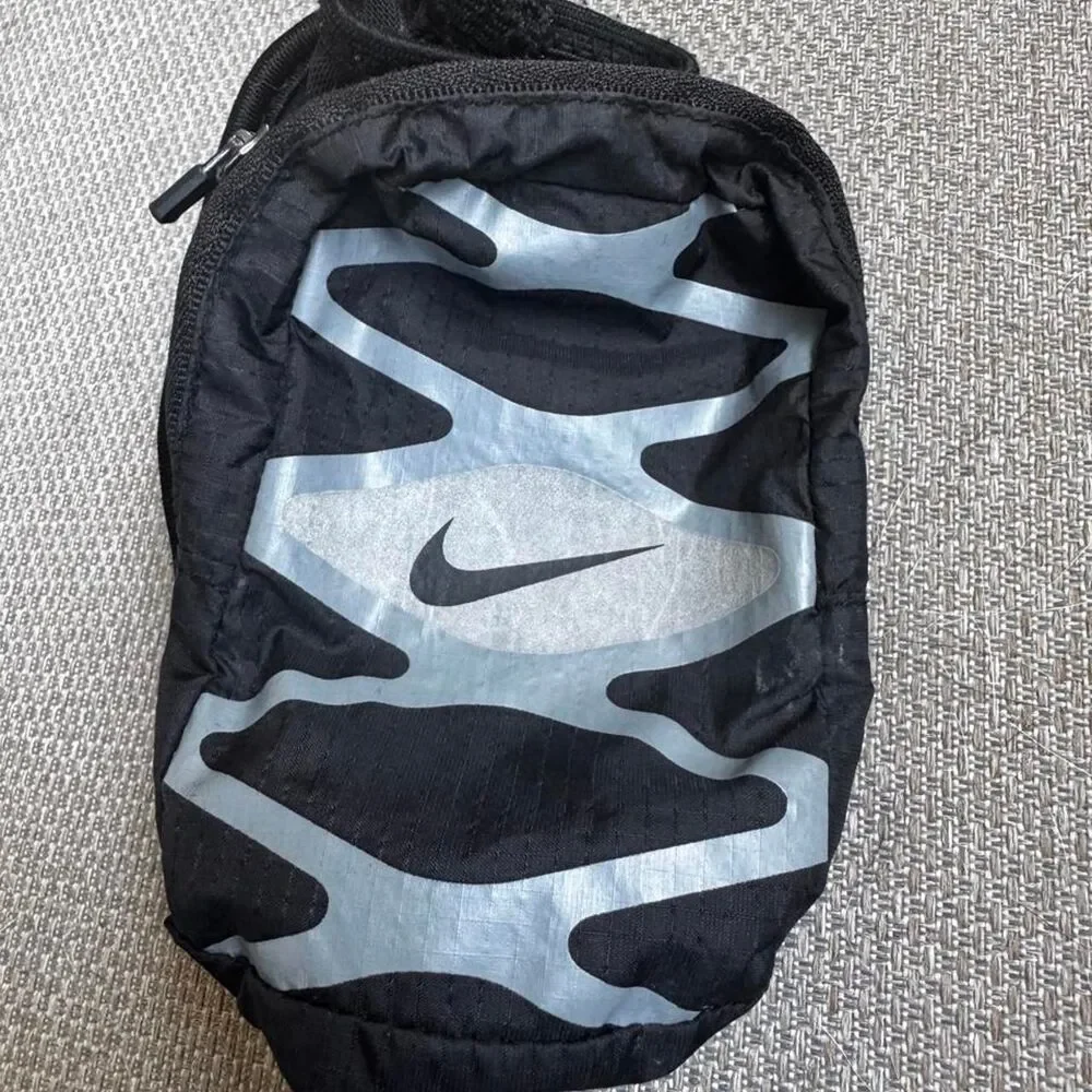 Vintage Nike Y2K Reflective Running Arm Wallet / Media Pouch Armband in Black.